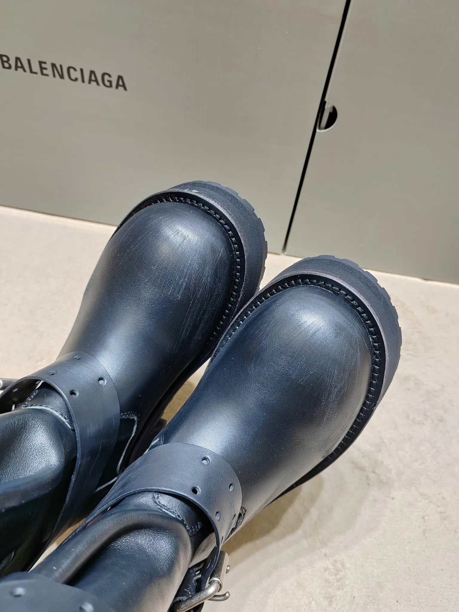 👟👟Ex-factory price 1120👟👟 Balenciaga 25FWVenom couple style high boots, mid-calf boots. Please look for the high version. This design is unique, with straps and belt elements as highlights. Not only can the boots be firmly attached to the foot, but the tightness can also be adjusted at will. In terms of details, the brand's iconic distressed hardware is used throughout. Cleverly creating a retro wear effect, highlighting individual attitude and matching with thick toothed rubber soles, it not only ensures wearing comfort, but also strengthens the overall sense of fashion and recognition. Venom high boots are undoubtedly a fashion item not to be missed this season. They will add unique charm to fashion lovers' outfits and lead a new round of fashion. Boot height is 270mm. The upper layer of cowhide is distressed. The lining is water-dyed cowhide. Outsole height is 5CM. Original open-molded leather welt combination outsole. Size: 35-40 (custom-made size 40 cannot be returned or exchanged)